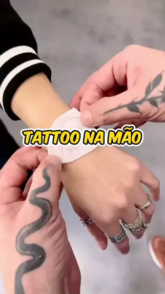 tattoo na mao delicada feminina 2023