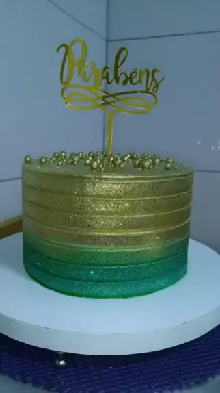 Bolo masculino verde e dourado 