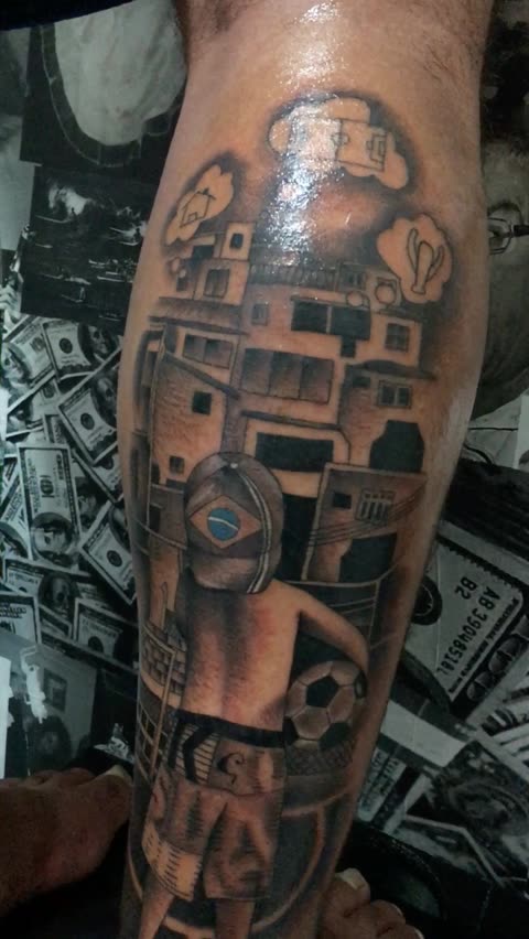 Tatuagem grau moto na favela
