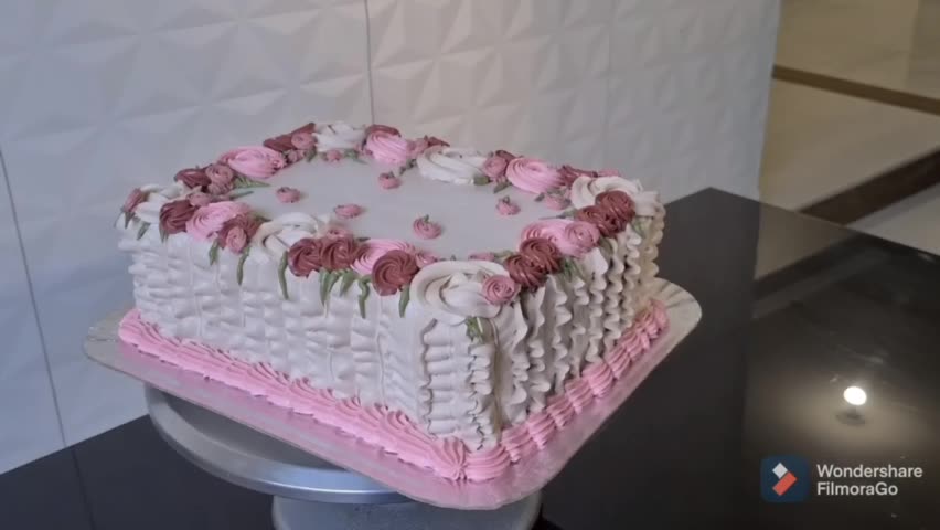 Um bolo delicado e cheio de charme para a linda @yurichanbellas