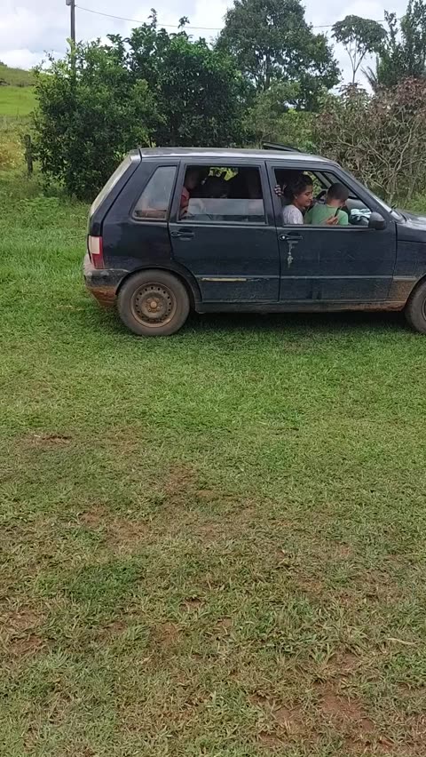 Carro semelhante ao Fiat Uno é cortado ao meio