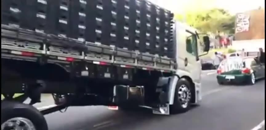 vídeo de caminhão bitrem arqueado