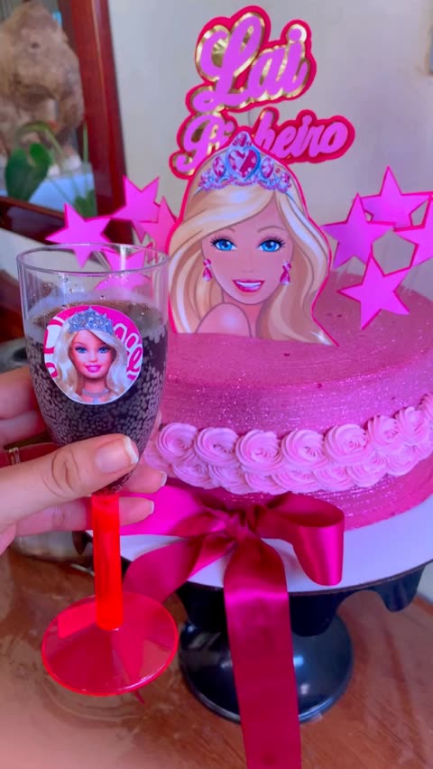 memel_bolos - Bolo Barbie 💕 Com detalhes em glitter😍😍