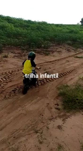 MINI MOTO INFANTIL DE BRINQUEDO PULANDO NA ÁGUA BRINCANDO DE TRILHA E  MANOBRAS NAS PEDRAS Kifunkids 