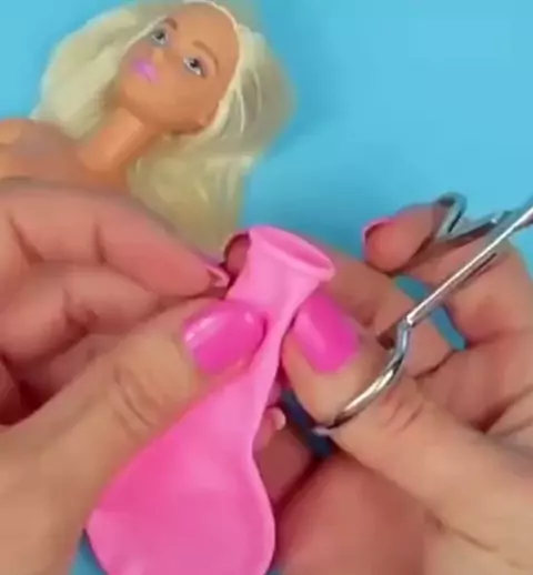 como fazer roupa de bexiga para barbie