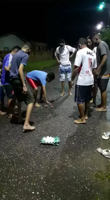 meninas brincando de desafios da garrafa | Discove ...| Kwai