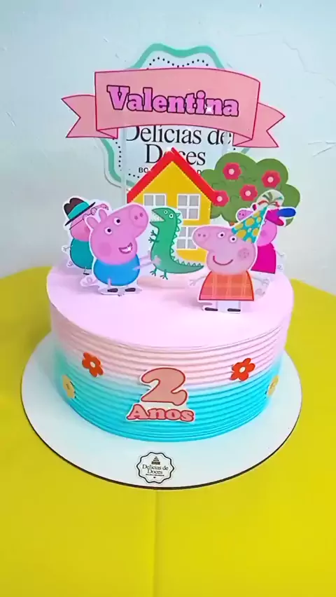 Bolo em chantininho com drip  Bolo de aniversário da peppa pig