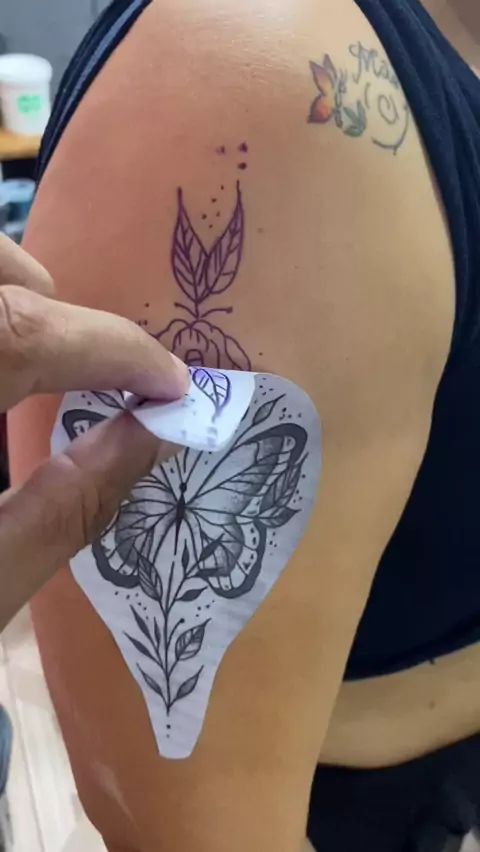 🦋 Borboleta com Floral Tattoo Primeira tattoo da cliente e sem