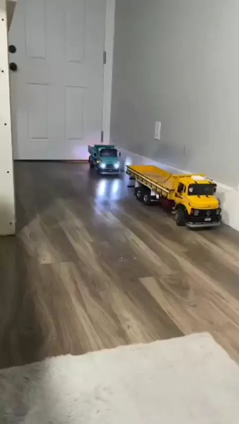 Nikita passeio no caminhão de brinquedo jogar serviço de entrega 