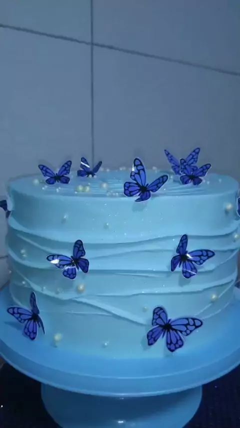 Bolo azul e branco com borboletas 