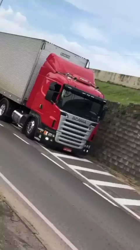 caminhão scania rebaixado