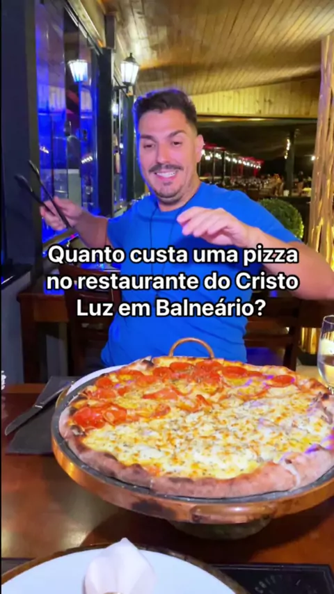 Pizza gigantesca com outra pizza no meio em Balneário Camboriú #pizza