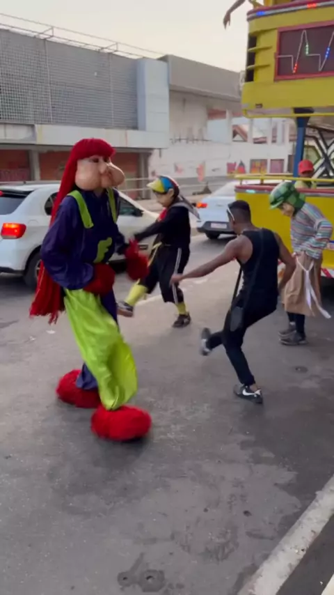 Chaves e o Máskara Dançando na Carreta da Alegria 