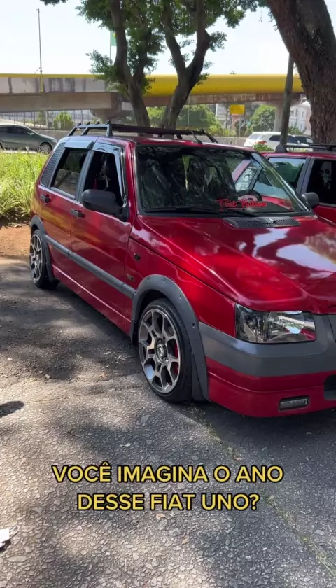 Carro semelhante ao Fiat Uno é cortado ao meio