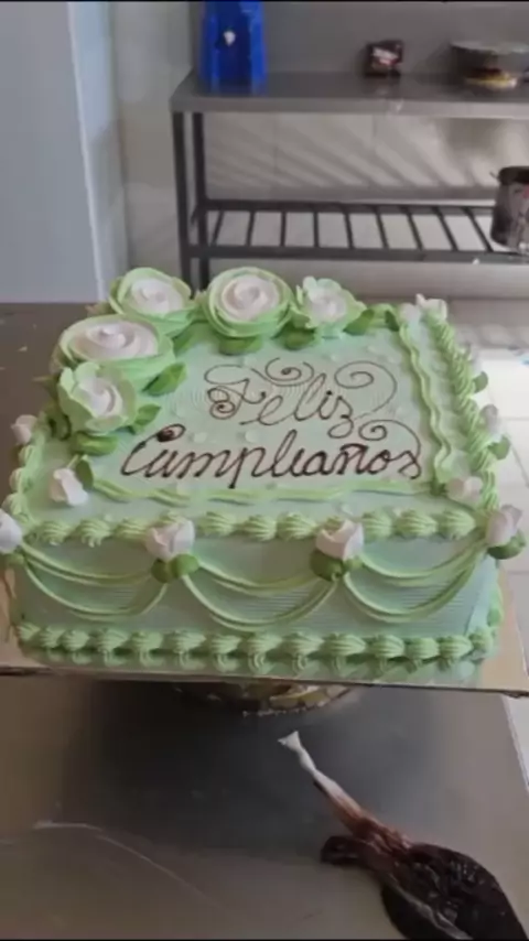 Bolo de aniversário feminino simples decorado com rosas de chantilly 