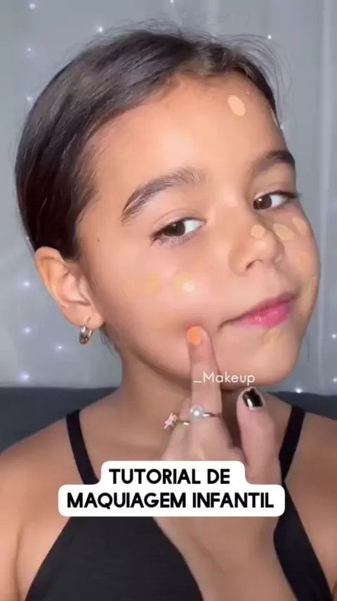 Criança fofa faz sucesso no  com tutoriais de maquiagem