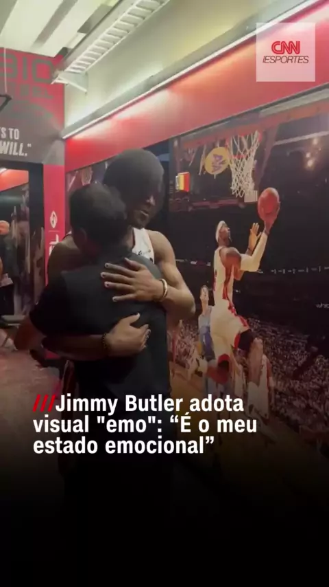 Jimmy Butler aparece com um estilo “emo” em Media Day do Miami Heat