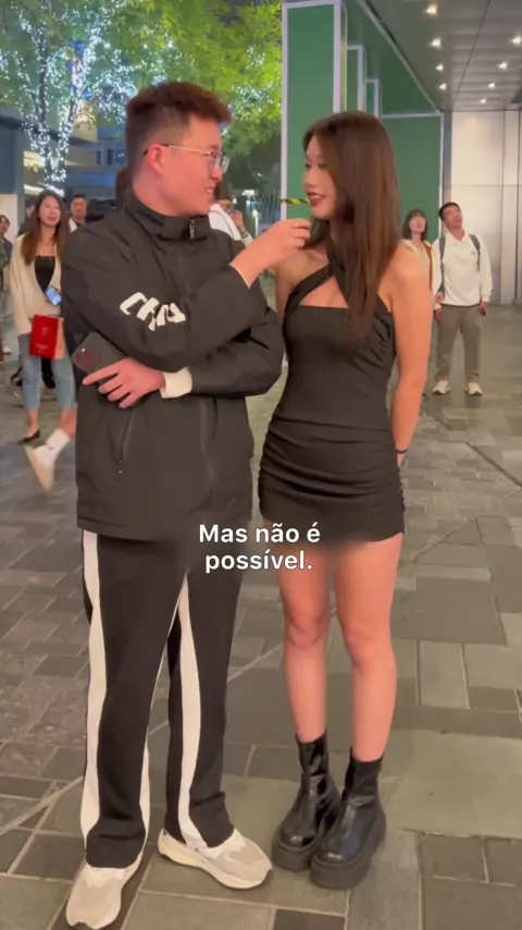 cheirando pés de varias meninas | Discover