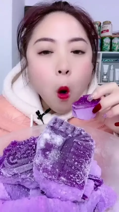 ice🥰 #ice #fyp #secrapingfrzerrfrost #eatingice