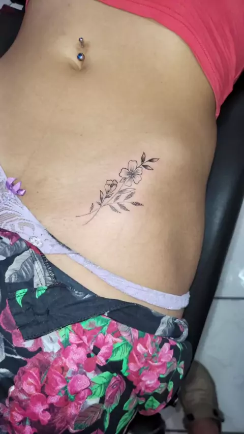 Tatuagens Na Regiao Pelvica Ex BBB Gabriel Santana Faz Tatuagem Em